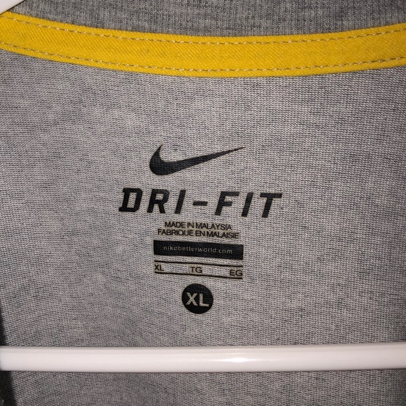 Live strong Nike T-shirt - Picture 2 of 3